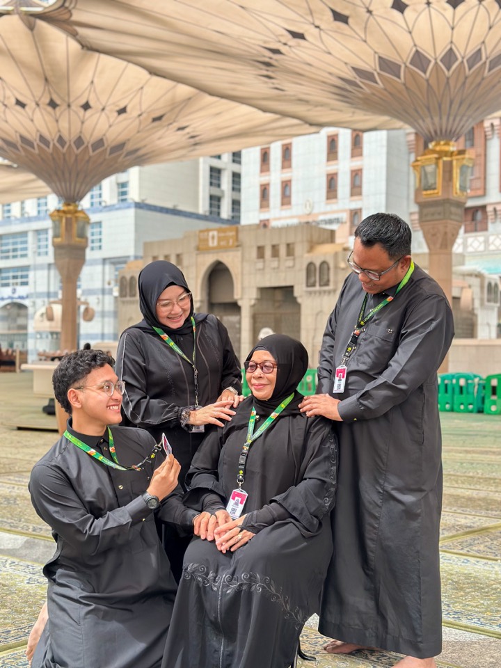 Kebersamaan keluarga jamaah Haqeem di Masjid Nabawi