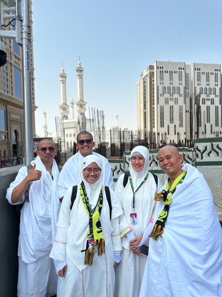 Keluarga jamaah Haqeem dalam perjalanan umroh di Makkah