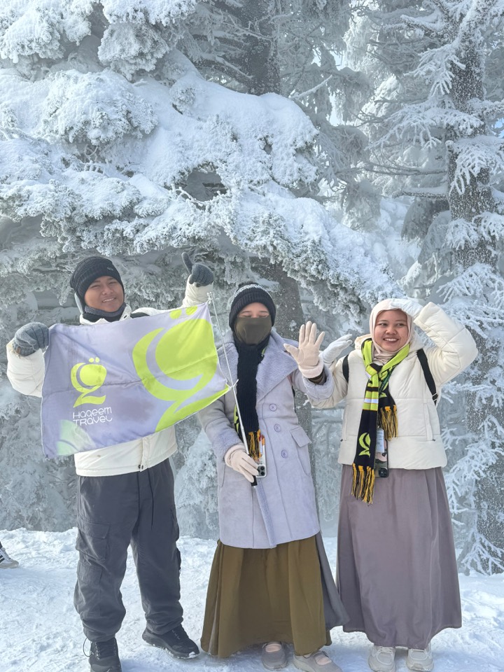 Kebersamaan sahabat Haqeem di tengah pemandangan bersalju