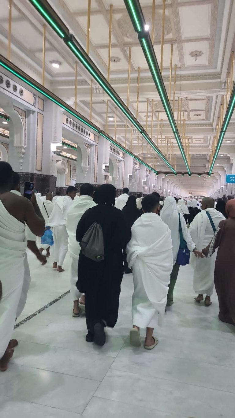 Jamaah umroh Haqeem Travel mengenakan ihram di pelataran Masjidil Haram Makkah
