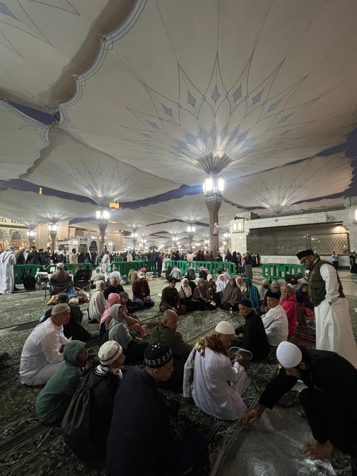 Jamaah umroh Haqeem Travel di bawah payung raksasa pelataran Masjid Nabawi Madinah
