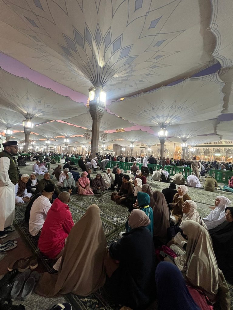 Jamaah umroh Haqeem Travel di pelataran Masjid Nabawi Madinah menjelang subuh