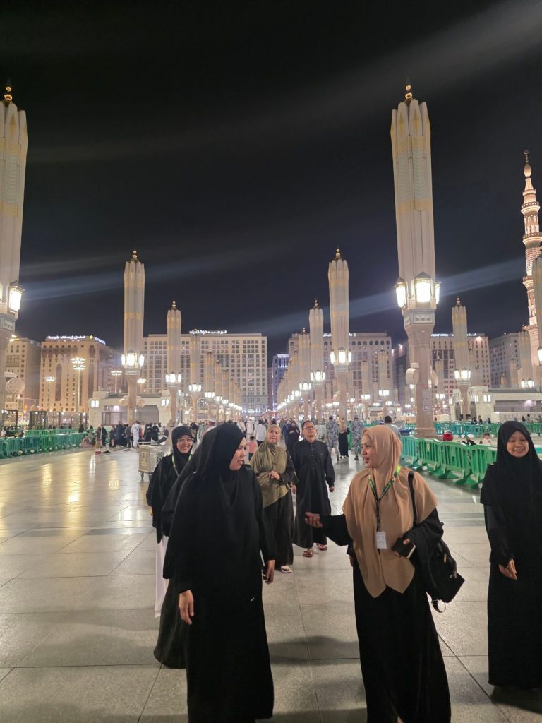 Jamaah umroh Haqeem Travel berjalan menuju Masjid Nabawi Madinah pada malam hari