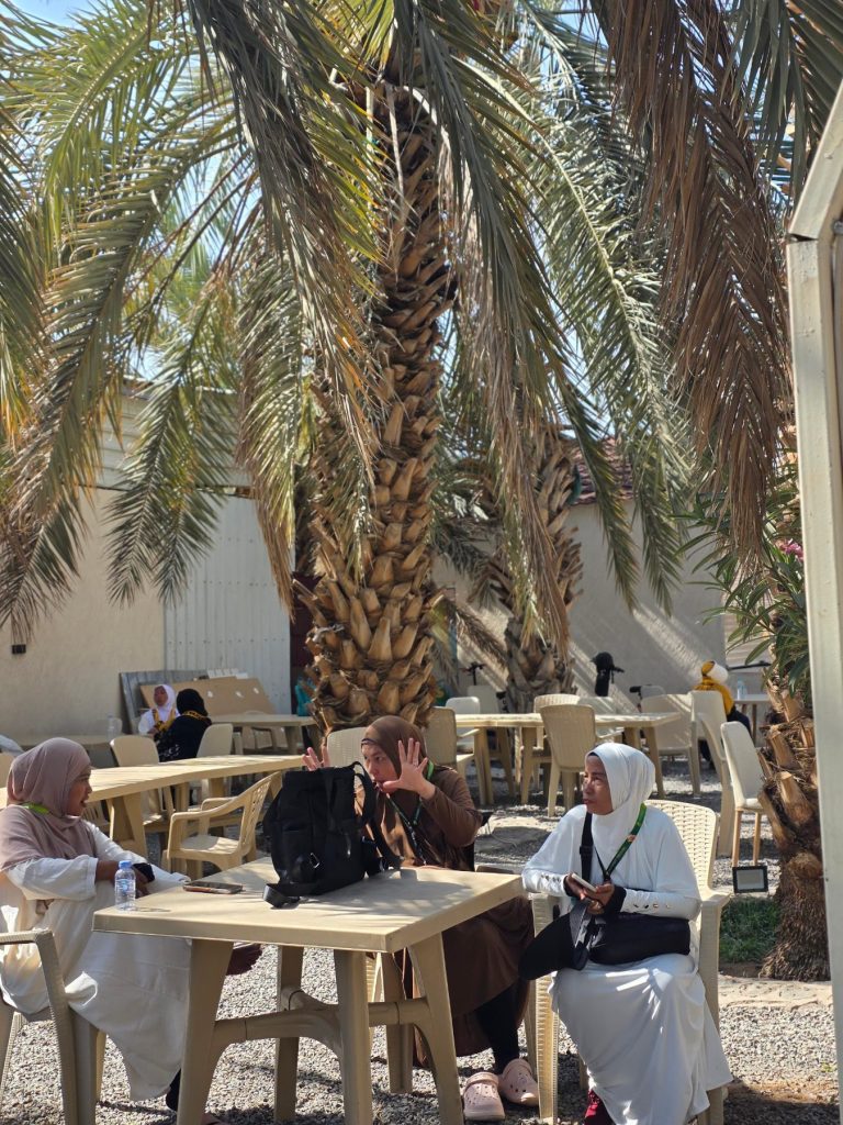 Jamaah umroh Haqeem Travel berziarah ke kebun kurma di Madinah