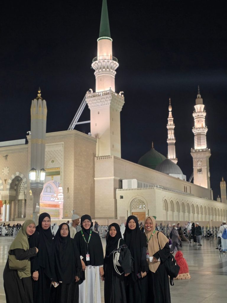 Suasana Masjid Nabawi Madinah di malam hari bersama jamaah umroh Haqeem Travel