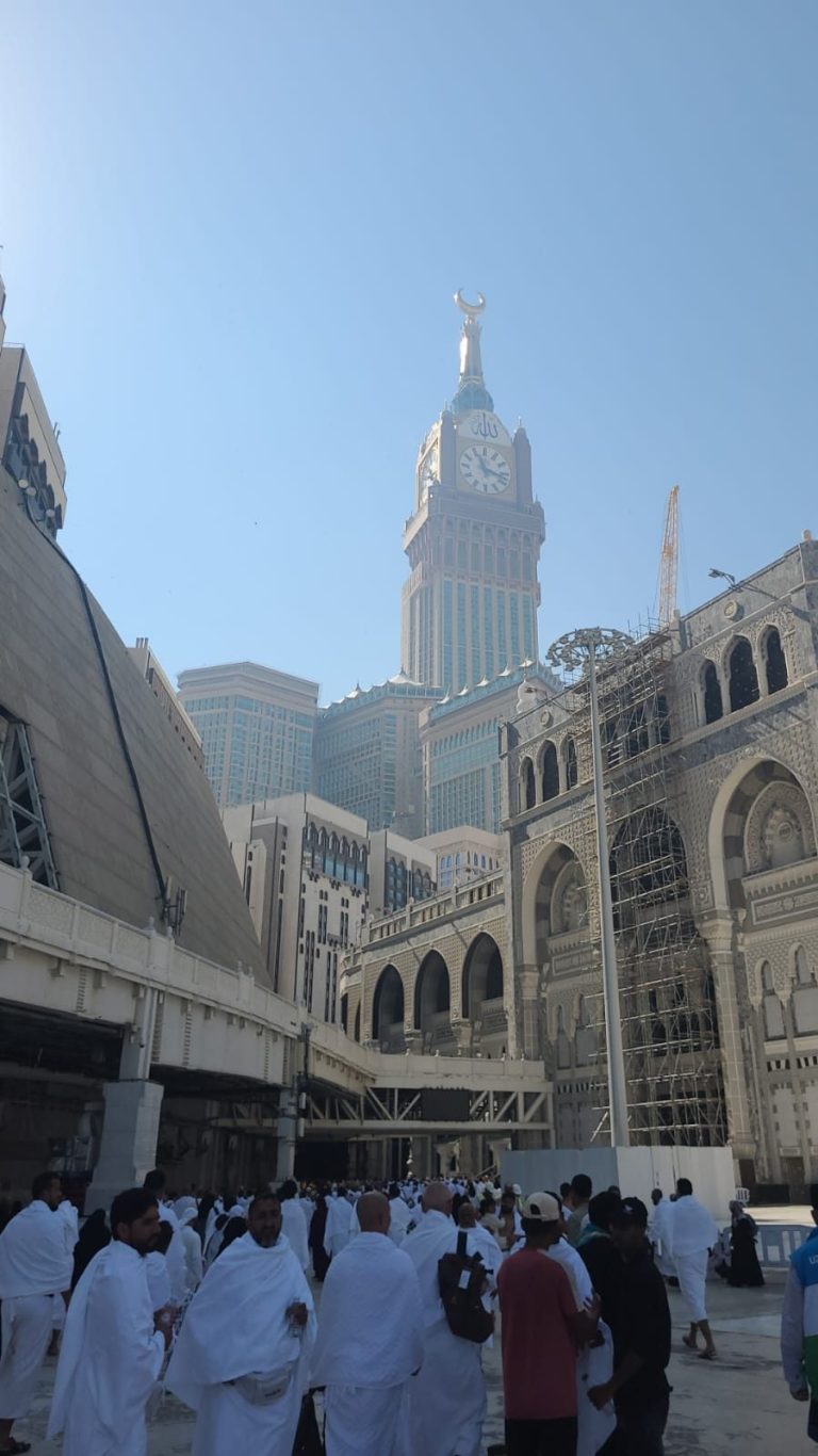 Suasana Masjidil Haram Makkah dengan latar Abraj Al Bait Clock Tower