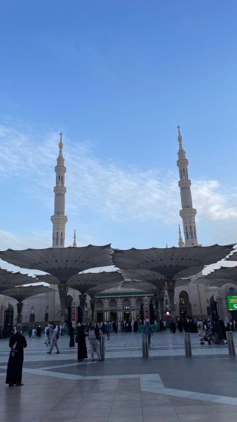 Menara Masjid Nabawi Madinah dan payung raksasa di pelataran, dokumentasi Haqeem Travel