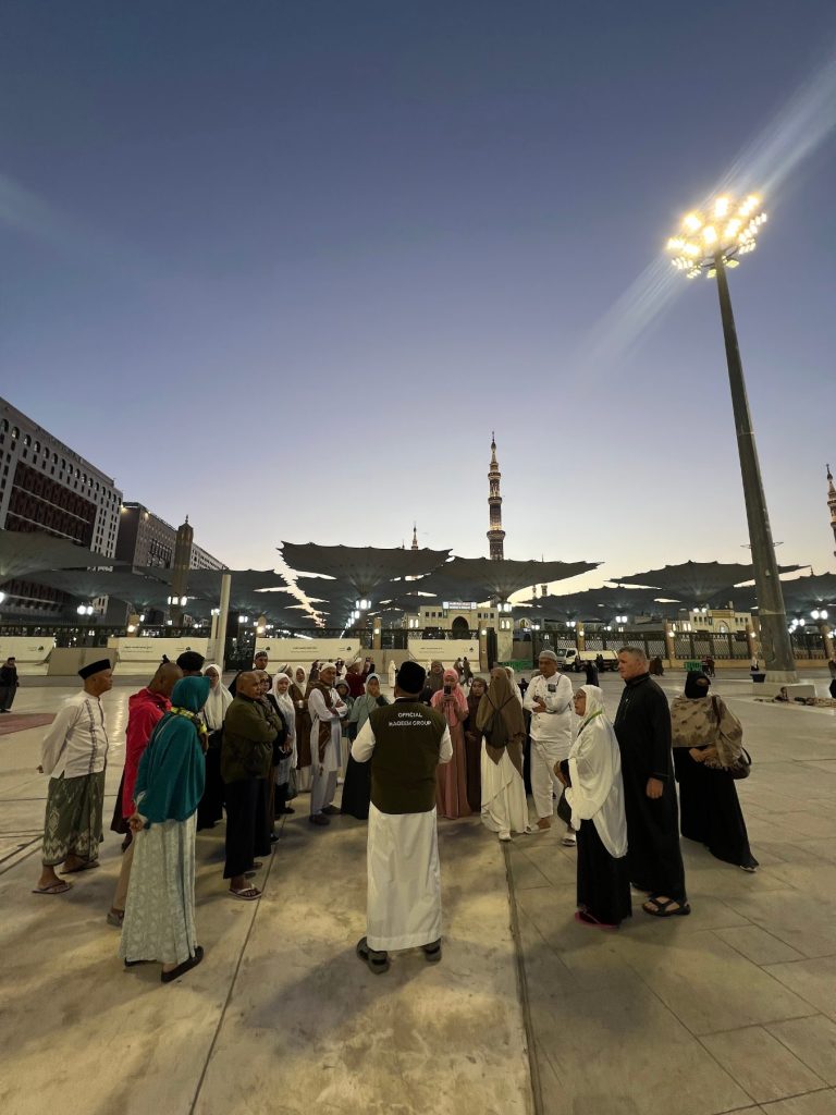 Suasana pelataran Masjid Nabawi Madinah saat senja, dokumentasi Haqeem Travel
